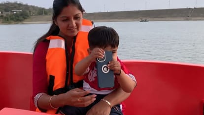 बच्चे को खुश करने के लिए मां ने दिया iPhone, फिर जो हुआ देखकर नहीं रुकेगी आपकी हंसी