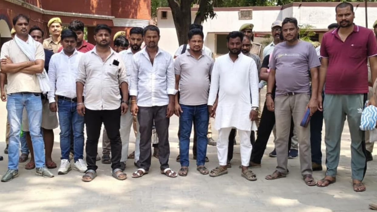 Azamgarh Police crack down illegal vehicle stands and operators ferrying passengers without permits