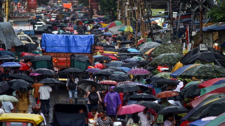 West Bengal: पश्चिम बंगाल में तेज बारिश, जनजीवन प्रभावित, उत्तर बंगाल में 4 दिन ‘रेड अलर्ट’