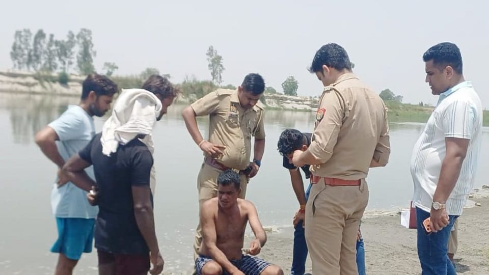 Baghpat: Net cast in Yamuna to catch fish hauls up a young man's body; 'Om' tattoo found on his arm.
