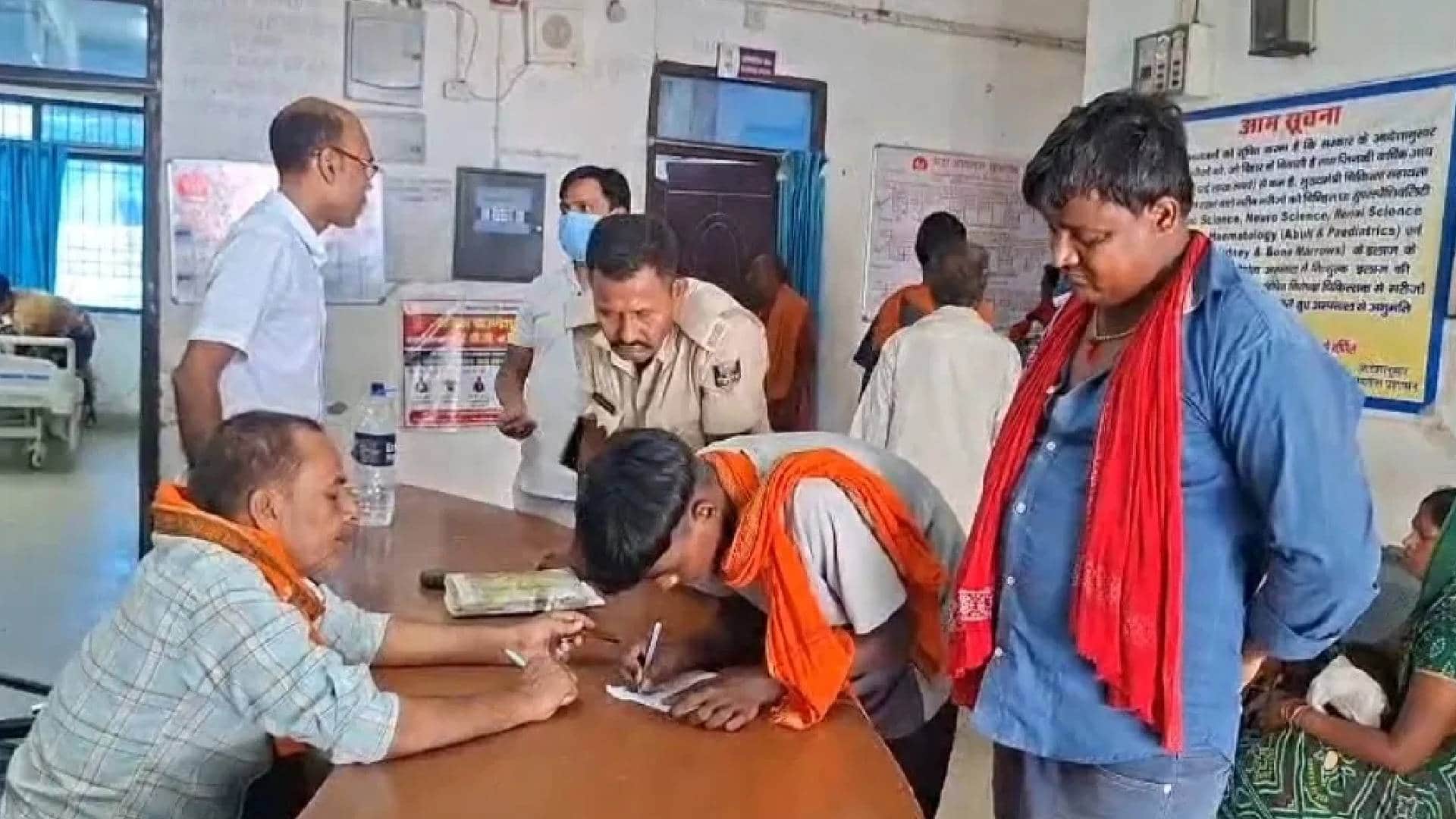 पोस्टमार्टम की प्रक्रिया पूरी करती हुई पुलिस