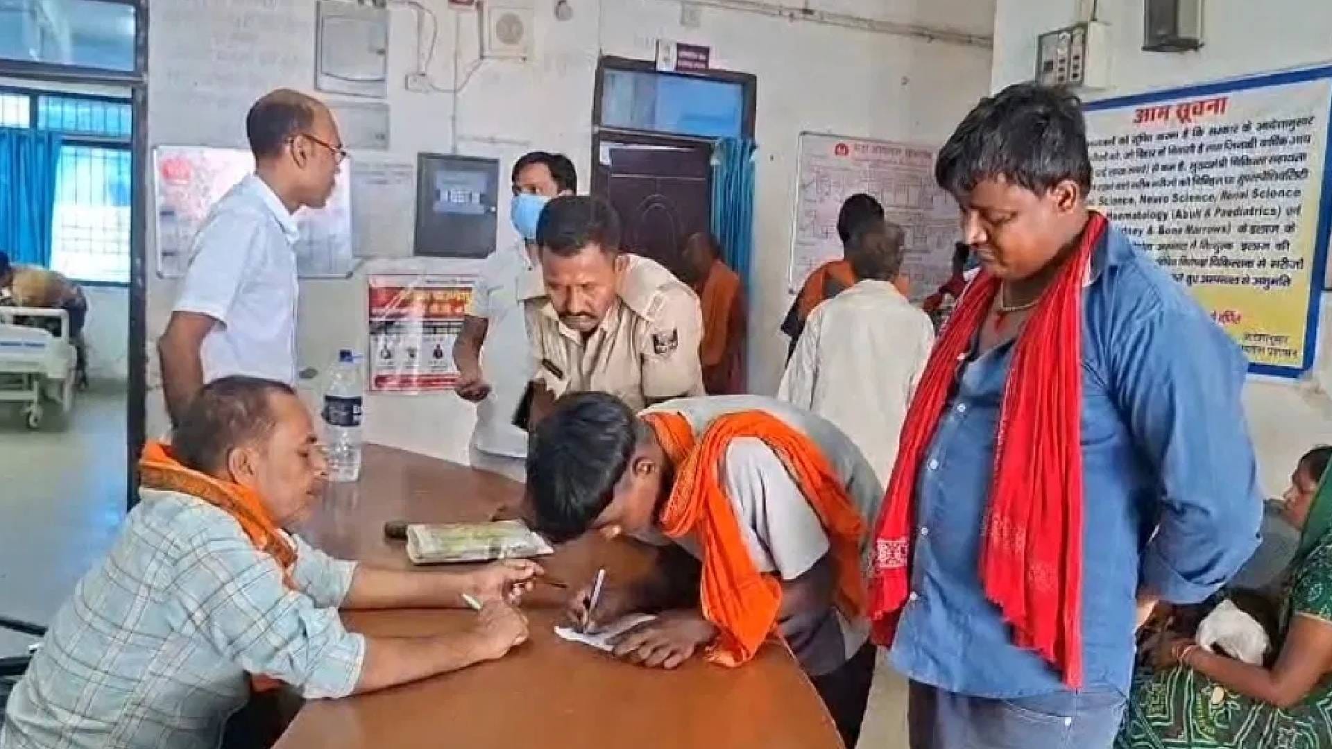 पोस्टमार्टम की प्रक्रिया पूरी करती हुई पुलिस