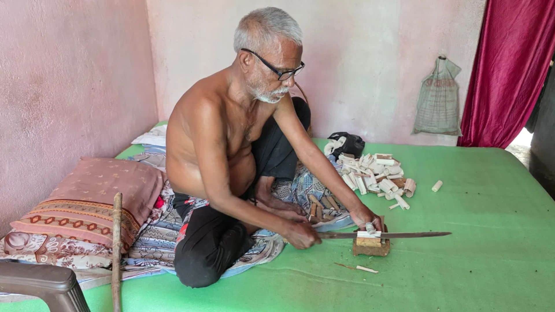 घोसी में बगेदन माली द्वारा बनाया जा रहा ताजिया का फूल।