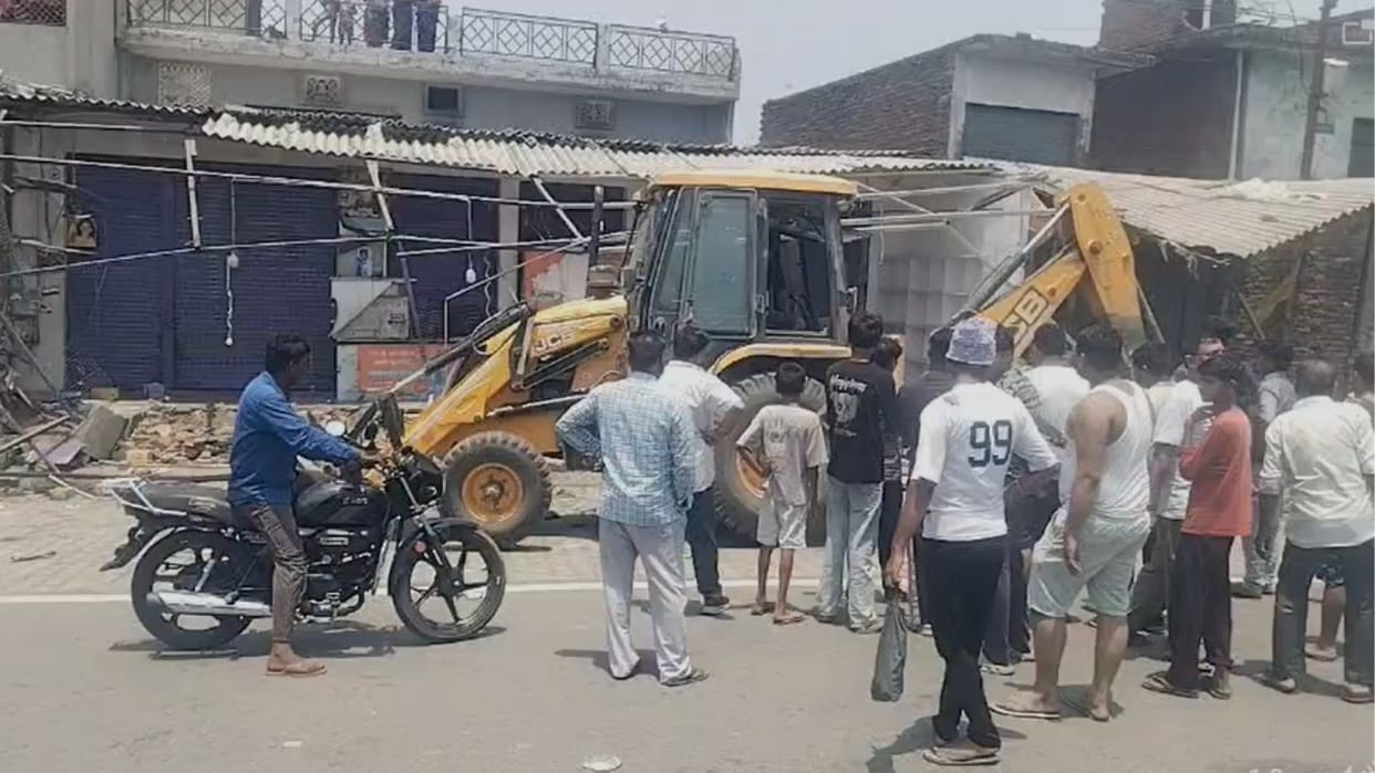 NHAI used bulldozers to take action against encroachments along highway In Gajraula