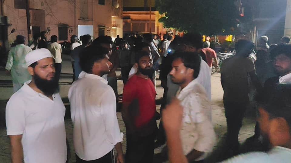 हसनपुर में हादसे के बाद माैके पर जुटे लोग