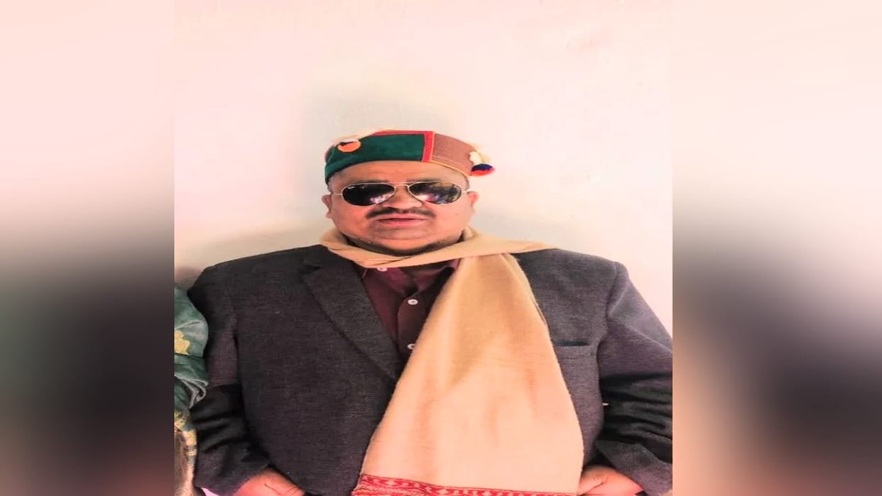 contract had been issued to kill a man who wore glasses; Cashier Janaki Das wore glasses and became the target