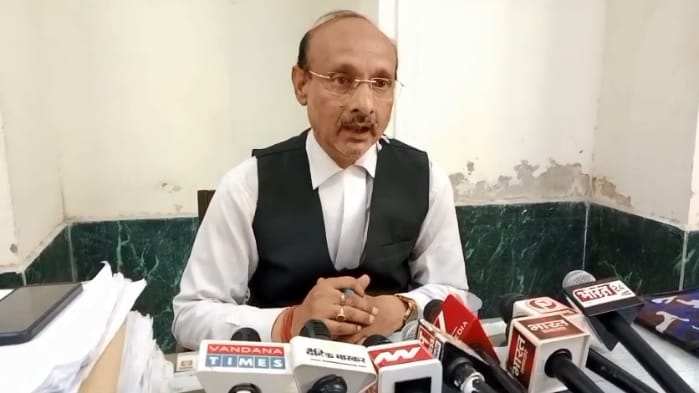 जानकारी देते डीजीसी अनिल दुबे