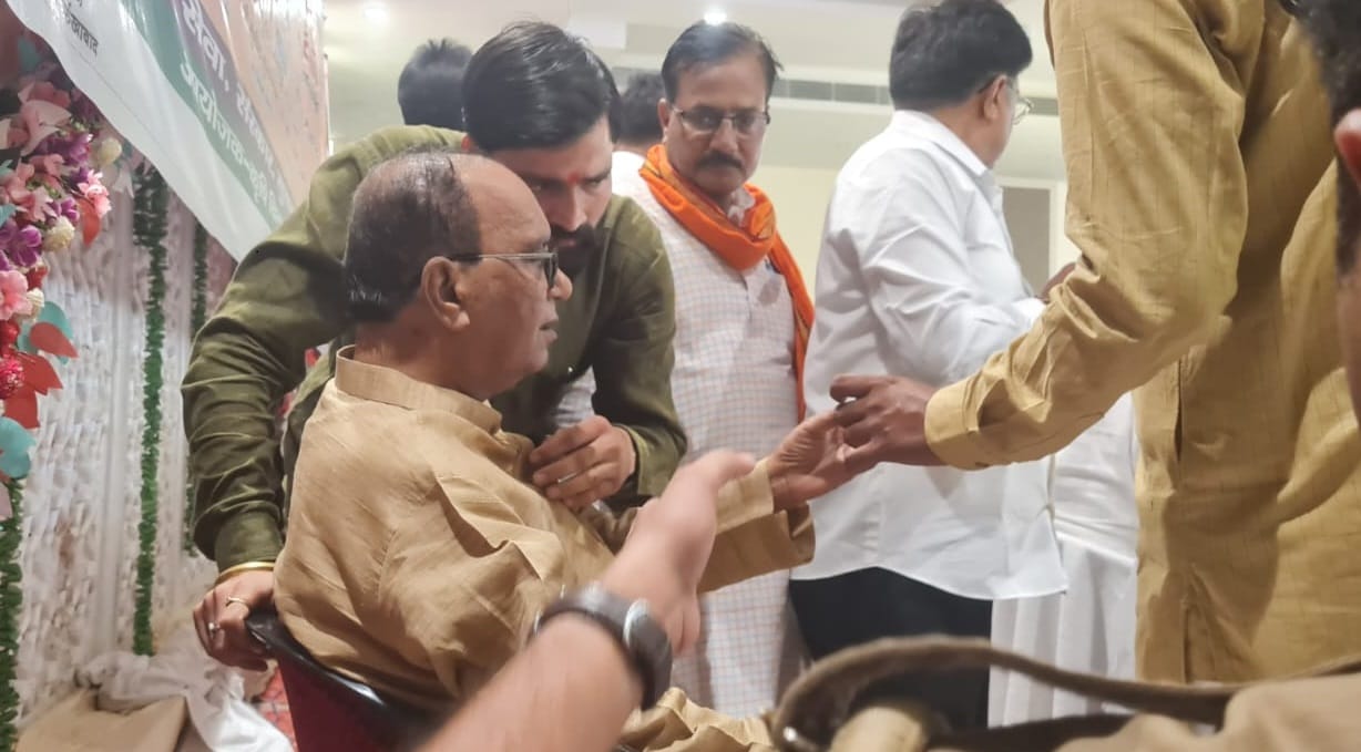 कुर्सी पर बैठे विधायक