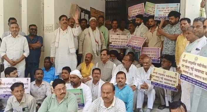 Kanpur Traders furious over Deputy Directors absence massive protest at the grain market