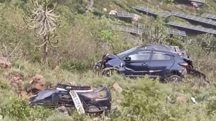 Uttarkashi Accident: अनियंत्रित होकर खाई में गिरी कार, एक युवक की मौत, दूसरा अस्पताल में भर्ती
