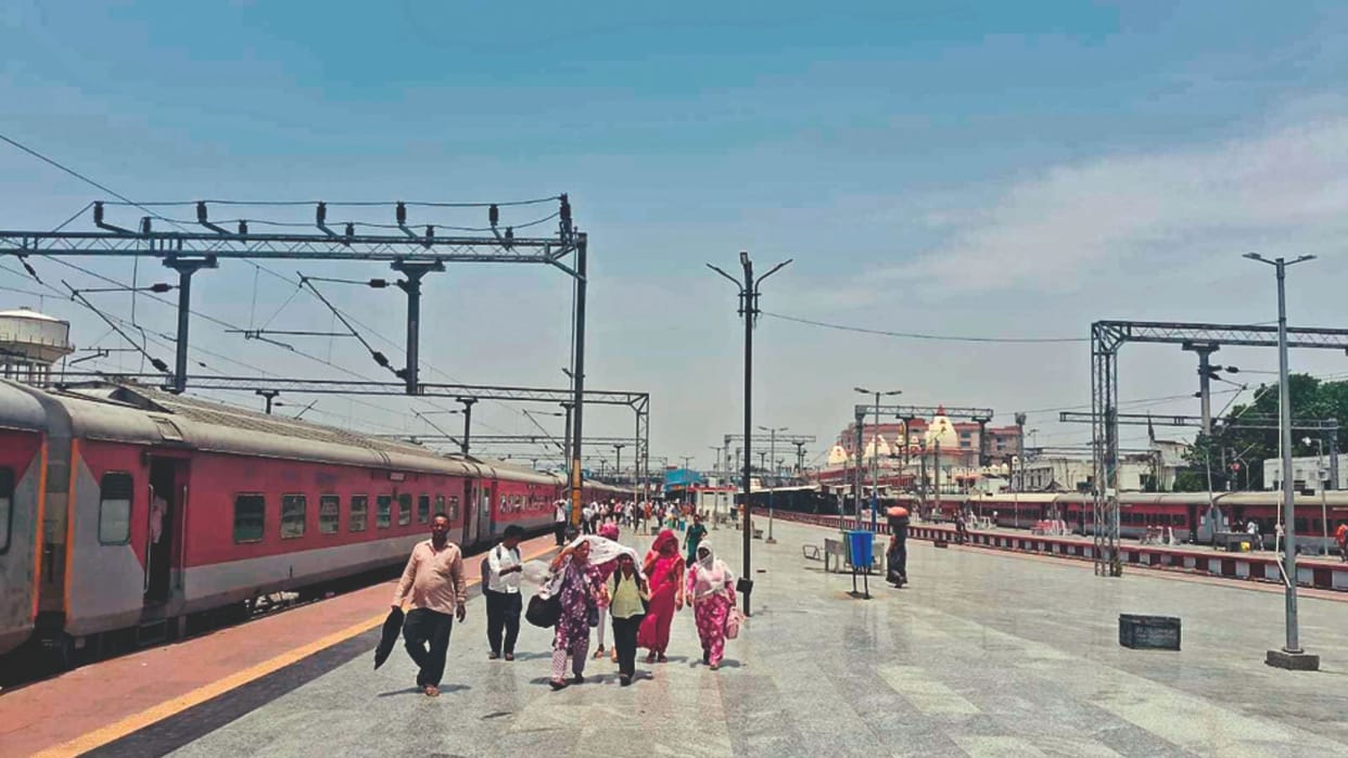 Cantt Station varanasi No shed for 200-meter stretch passengers will get rain to catch trains