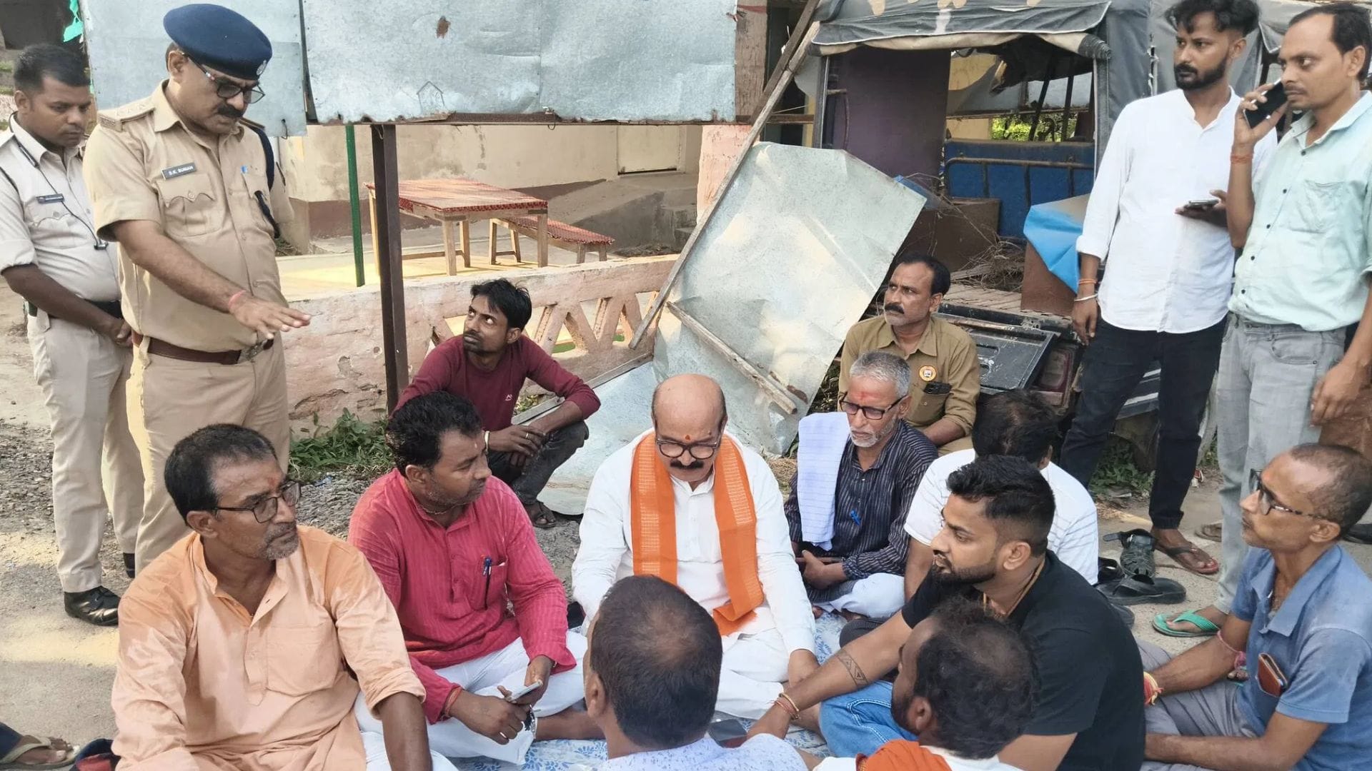 केवटी थाना में धरना पर बैठे बीजेपी विधायक व कार्यकर्ता