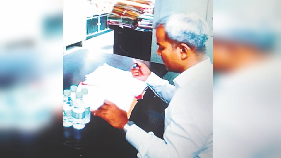 Meerut:Office Locked, Officer Sets Up Desk Outside, Power Struggle Intensifies in Meerut Municipal Corporation