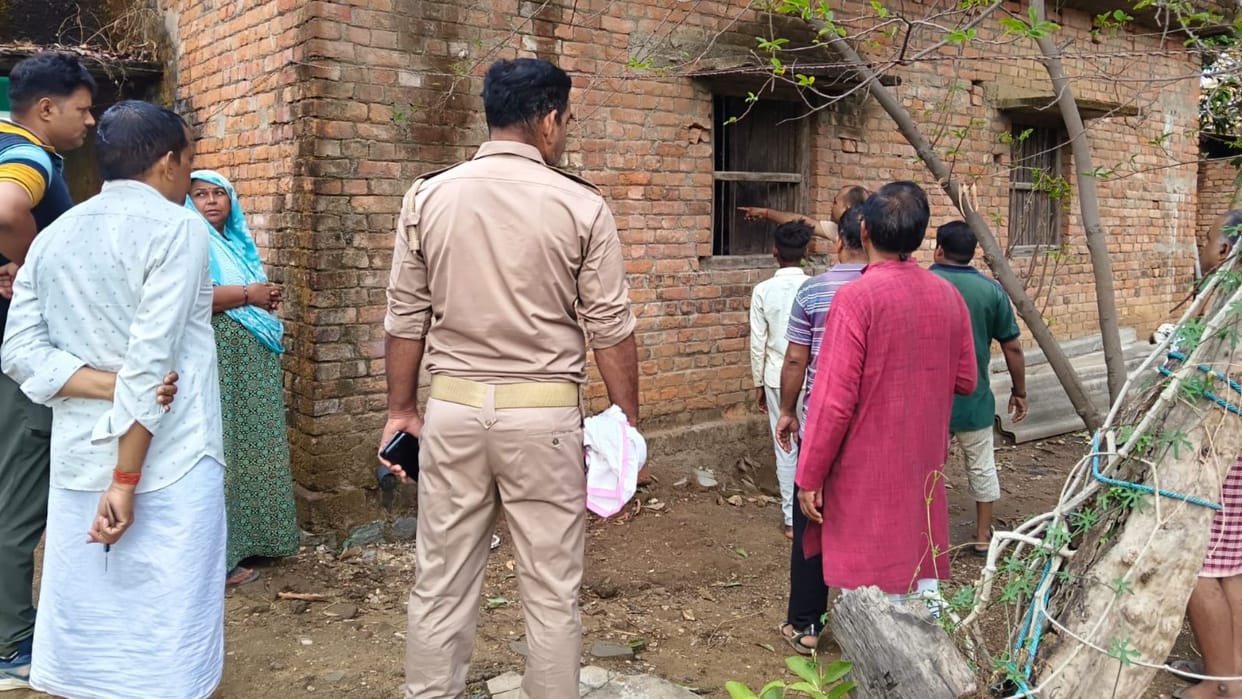 Retired teacher house burgled window bars broken valuables worth lakhs stolen in sonbhadra