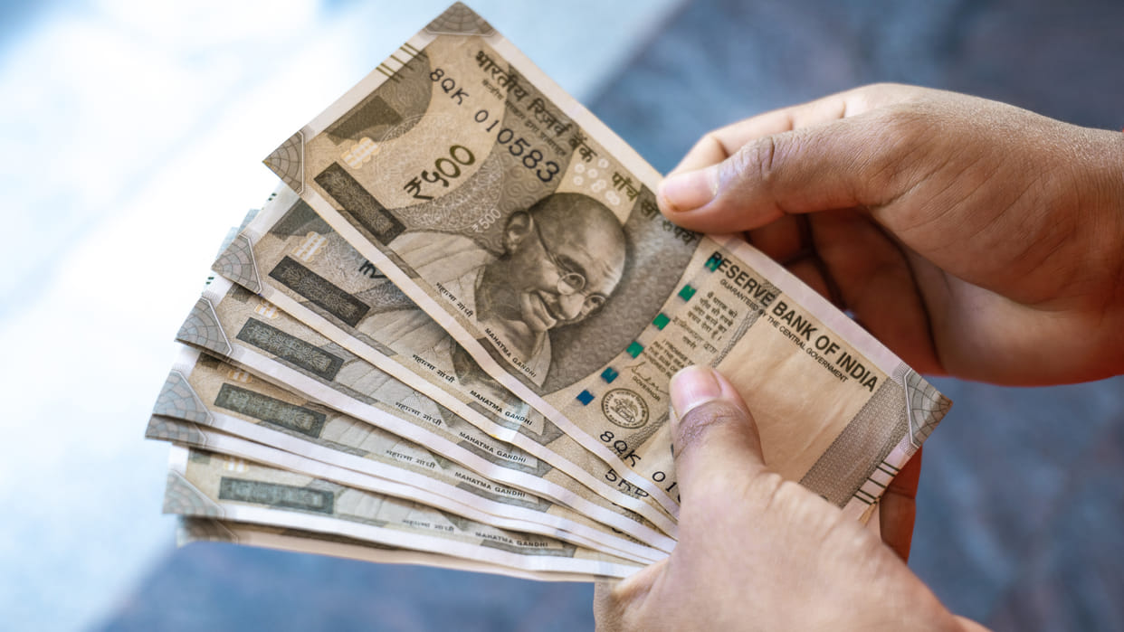 Man uses smart desi jugaad to count bundle of notes video goes viral