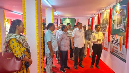 प्रदर्शनी के बारे में बताते सहायक निदेशक सूचना संदीप कुमार