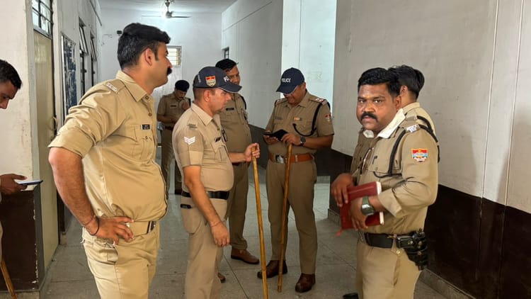 Roorkee: पीआरडी जवान को विजिलेंस की टीम ने रंगेहाथ रिश्वत लेते किया गिरफ्तार, तहसीलदार की कोर्ट में पेशी
