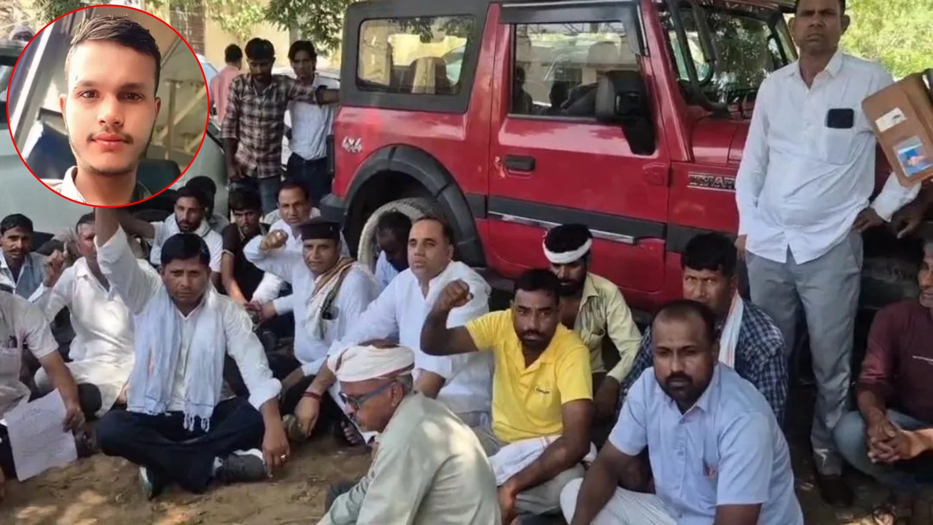 कार में युवक का शव मिलने के बाद धरने पर बैठे परिजन