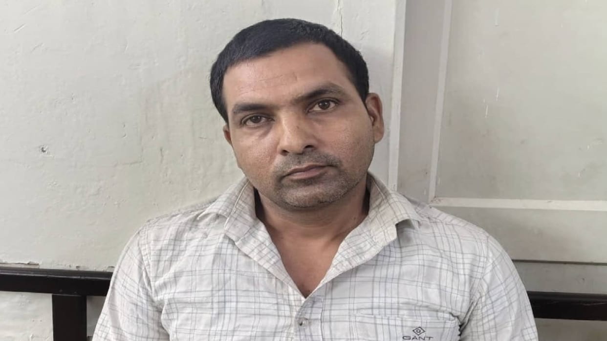 Rajasthan Crime Cop Caught Red-Handed Taking seven Bribe Outside Police Station