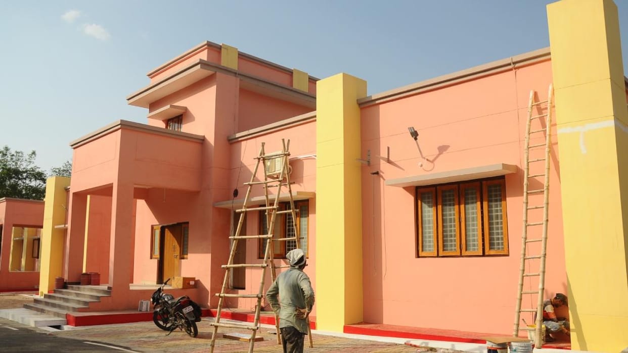 Jhansi: Roads being spruced up round-the-clock for the CM; he will stay in Jhansi for 18 hours.