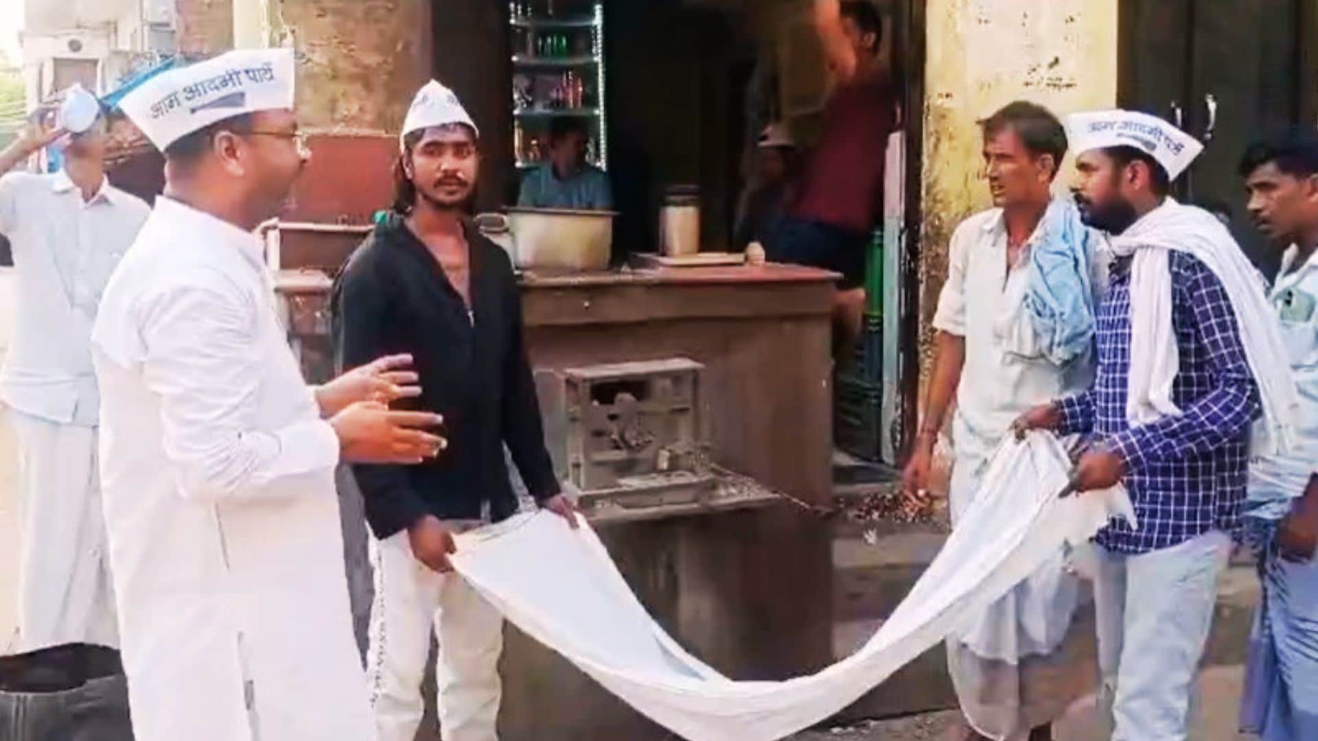 सांकेतिक भिक्षाटन करते आम आदमी पार्टी के कार्यकर्ता।