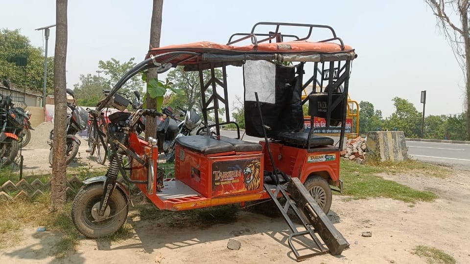 E-rickshaw hit by DCM truck on Sitapur Highway