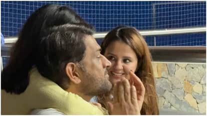 Dhonis candid picture with wife Sakshi, daughter Ziva goes viral see