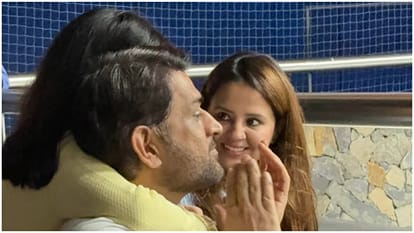 Dhonis candid picture with wife Sakshi, daughter Ziva goes viral see
