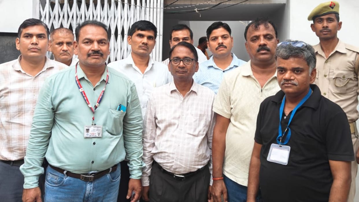 DIC Assistant Manager arrested red-handed while accepting 5000 bribe Vigilance action in varanasi