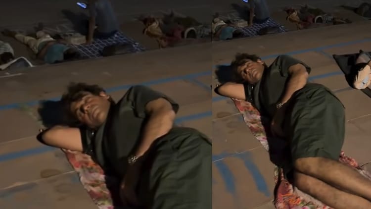 Rishikesh: बाबाओं के बीच फर्श पर सोते दिखे कॉमेडियन सुनील ग्रोवर! त्रिवेणी घाट का वीडियो हो रहा वायरल