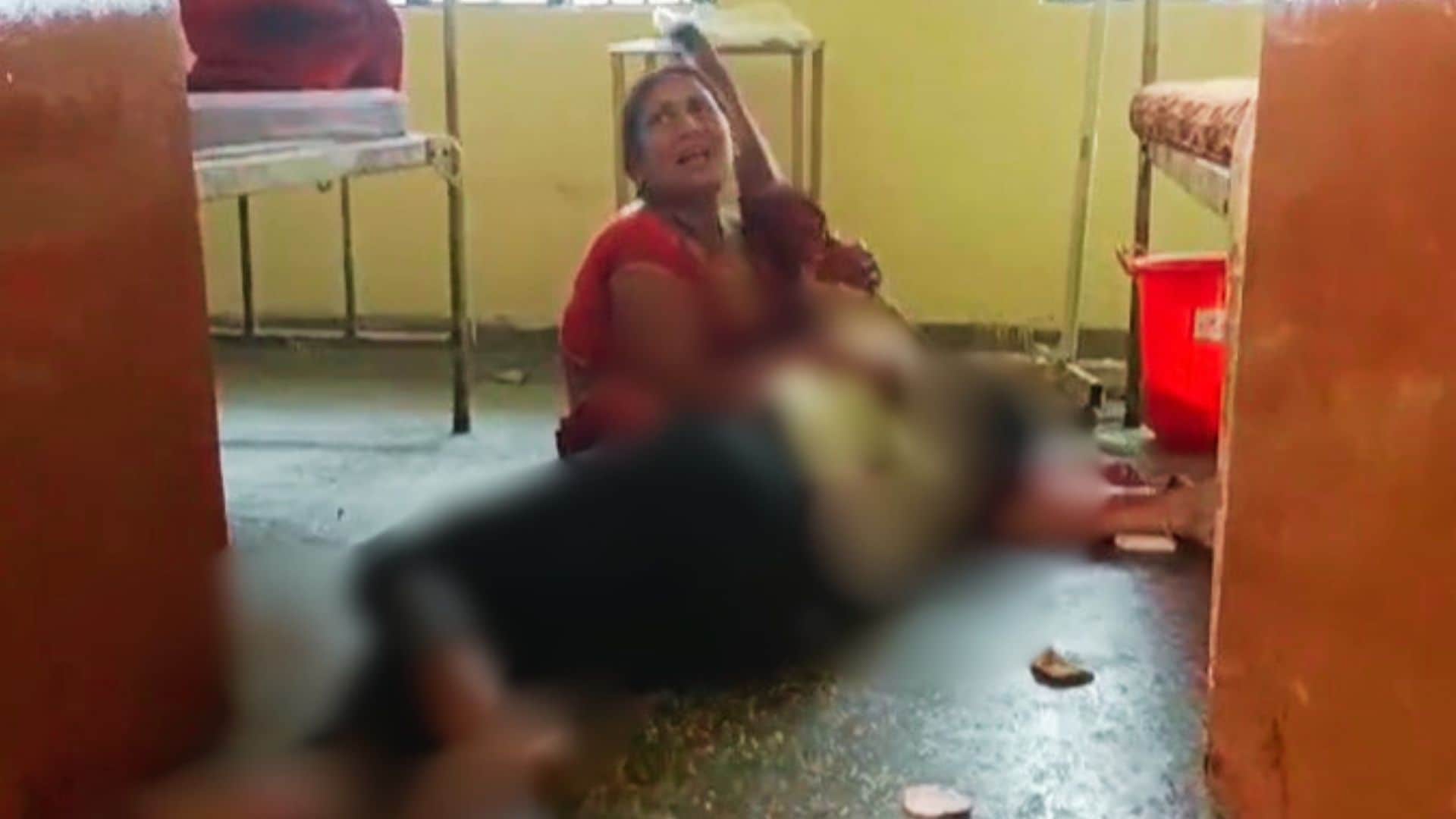 युवक की लाश के पास बिलखती महिला।