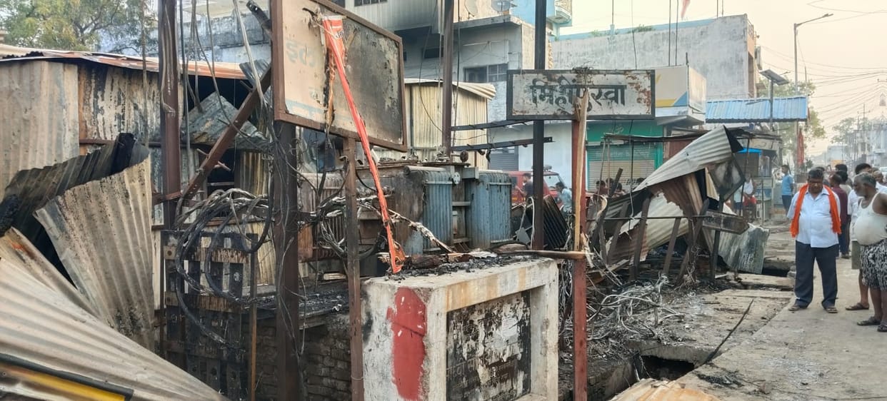Bahraich: Transformer explosion sets Mihinpurwa intersection ablaze; 10 shops, two houses, and a car gutted.