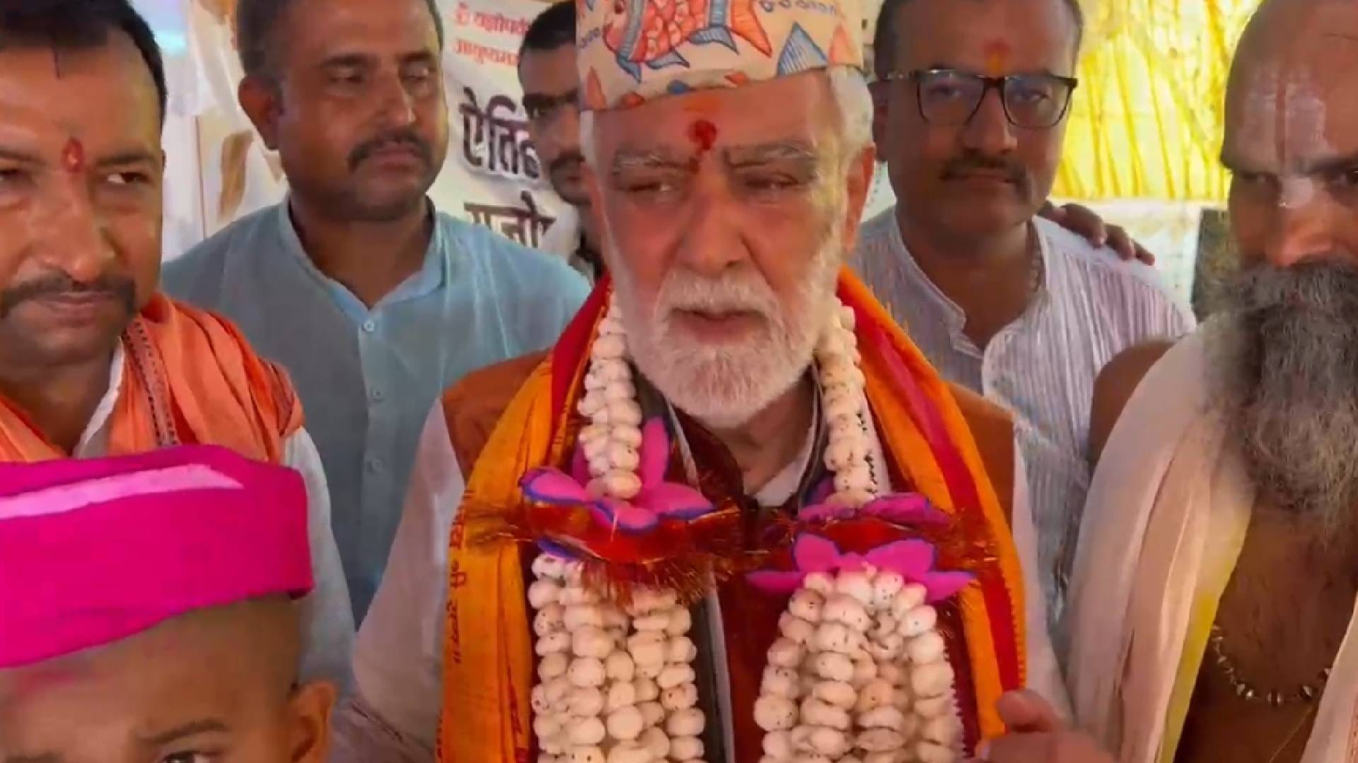 मीडिया से बात करते पूर्व केंद्रीय मंत्री अश्वनी चौबे