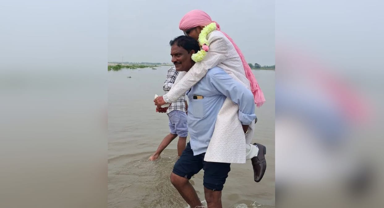 No Bridge for Wedding Groom Carried on Villagers' Shoulders Across Overflowing River in Bihar