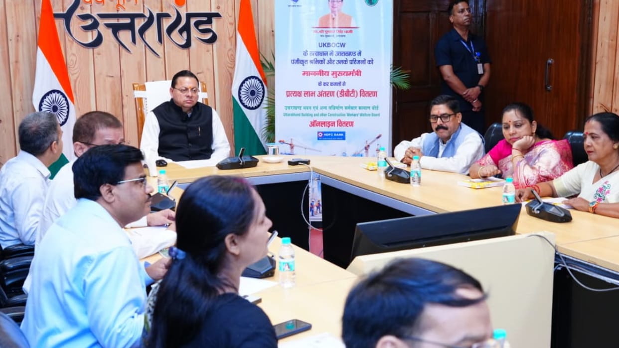 CM Dhami distributed 11 crore to 4,400 workers Uttarakhand news in hindi