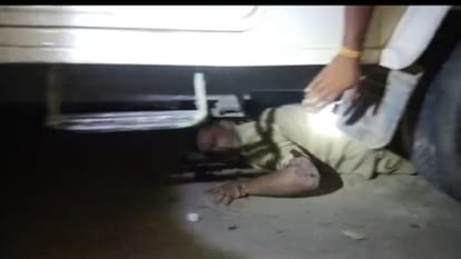 पिकअप के पहिये से दबा सिपाही