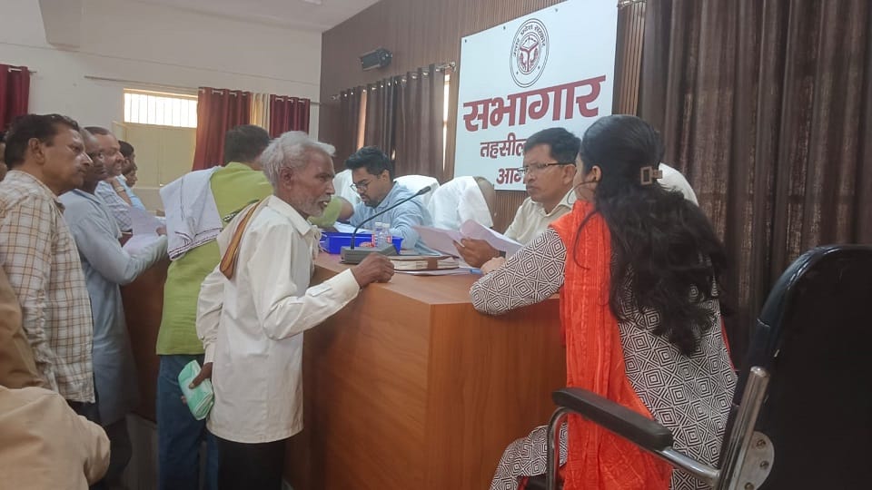 DM Fails to Turn Up at Samadhan Diwas, Complainants Wait for Hours in Agra