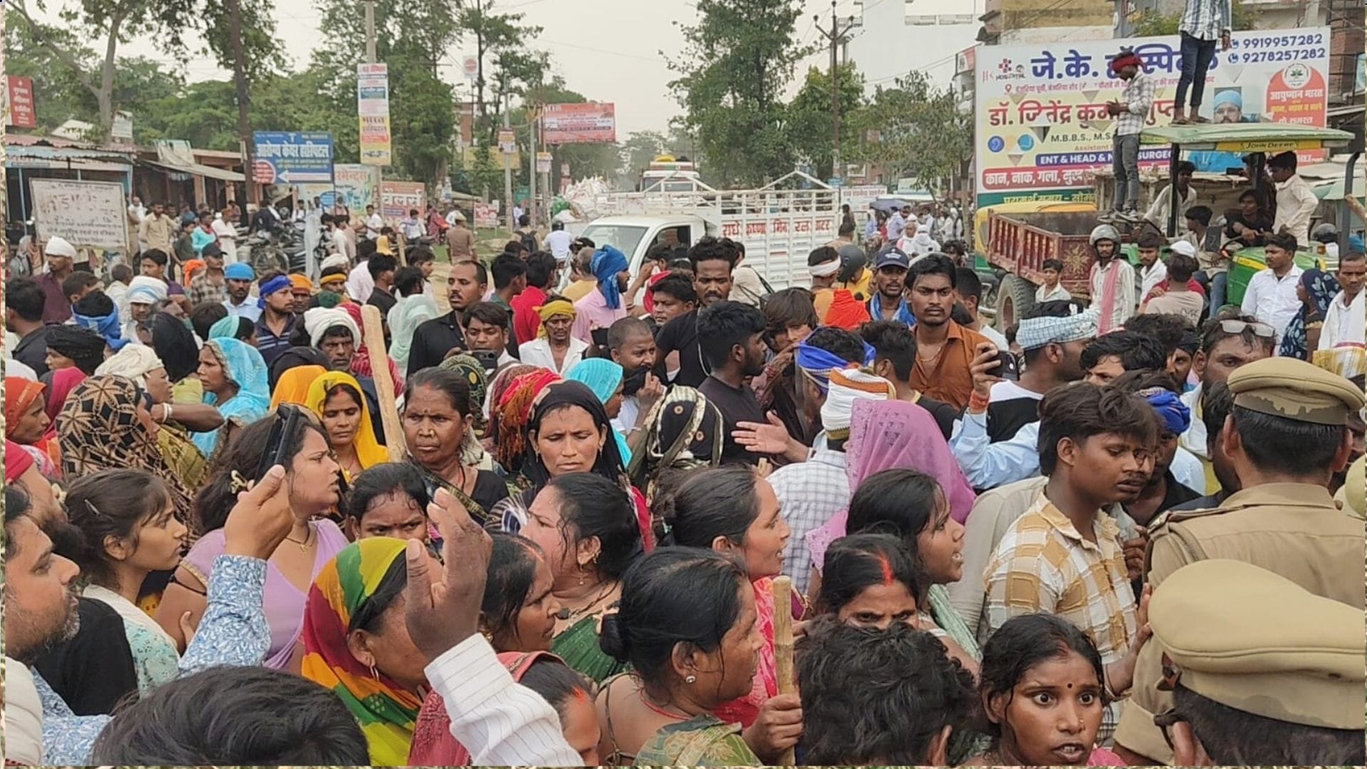 Sant Kabir Nagar Murder Sparks Protest: Angry Crowd Blocks Road, Damages Postmortem House Windows Demanding En