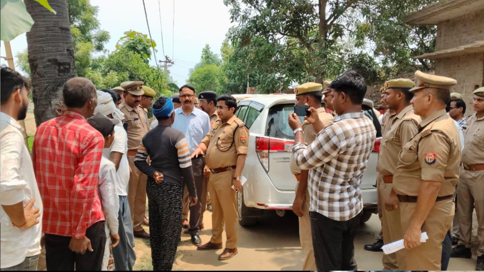 Sant Kabir Nagar Murder Sparks Protest: Angry Crowd Blocks Road, Damages Postmortem House Windows Demanding En