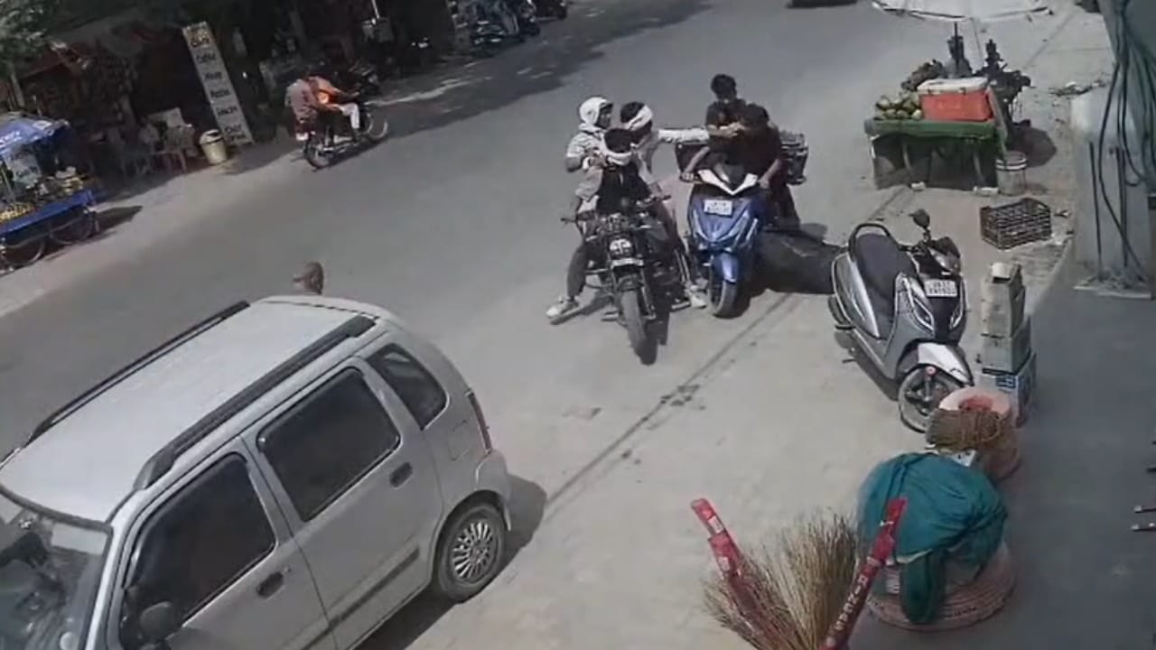 क्रिकेट मैच खेलकर घर लौट रहे युवक के साथ मारपीट