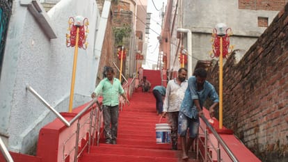 जानीपुर में माता खीर भवानी मंदिर को रंग-रोगन करते कारीगर।