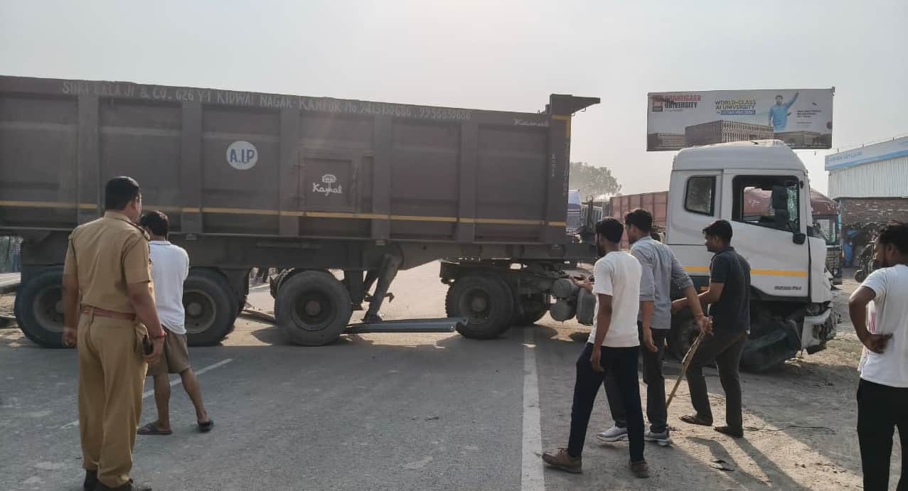 क्षतिग्रस्त वाहन को हटवाती पुलिस