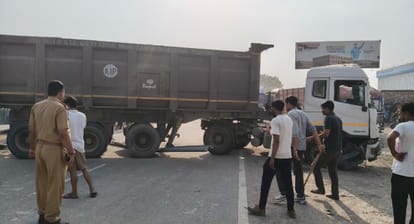 Unnao Accident: खड़े डंपर में घुसा दूसरा डंपर, चालक की मौत और दो घायल, तीन वाहन भिड़ने से लगा 13KM लंबा जाम Unnao One dumper rams into a stationary dumper driver died and two injured 13 km long traffic jam