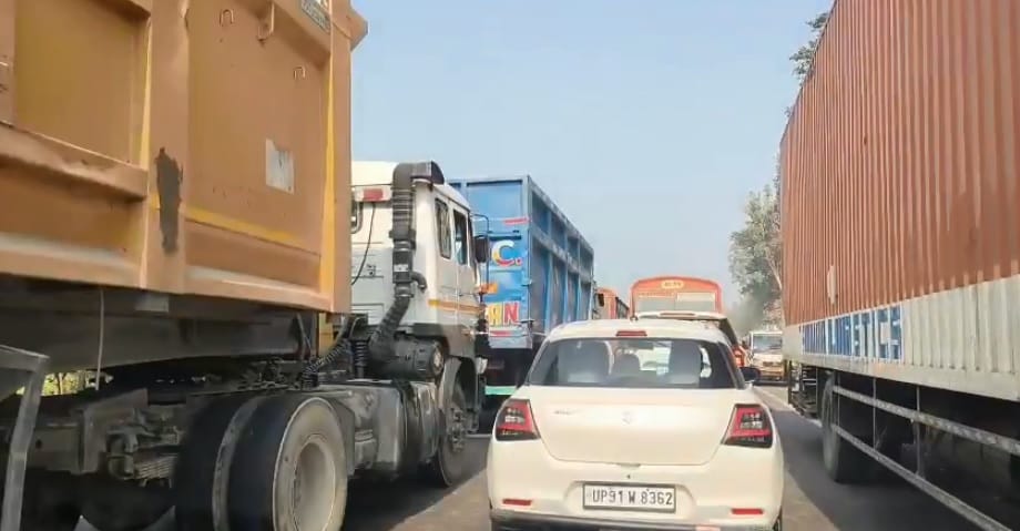 Hamirpur Accident Head on collision between two dumpers on Yamuna bridge massive traffic jam on highway