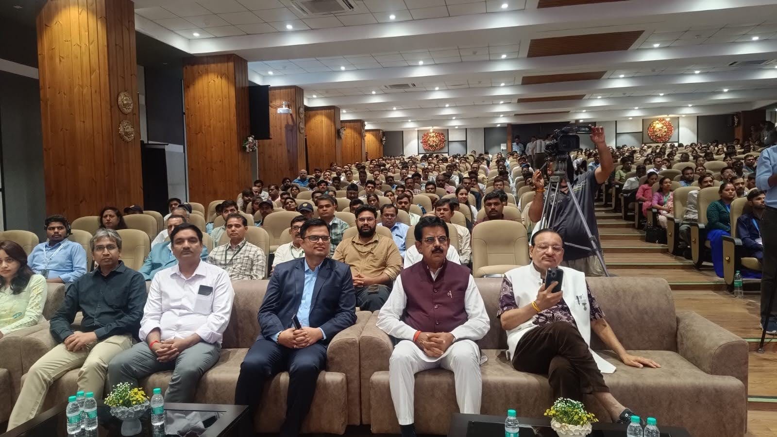 कार्यक्रम में उद्योगपति और कर्मचारियों के साथ जनप्रतिनिधि और अधिकारी।