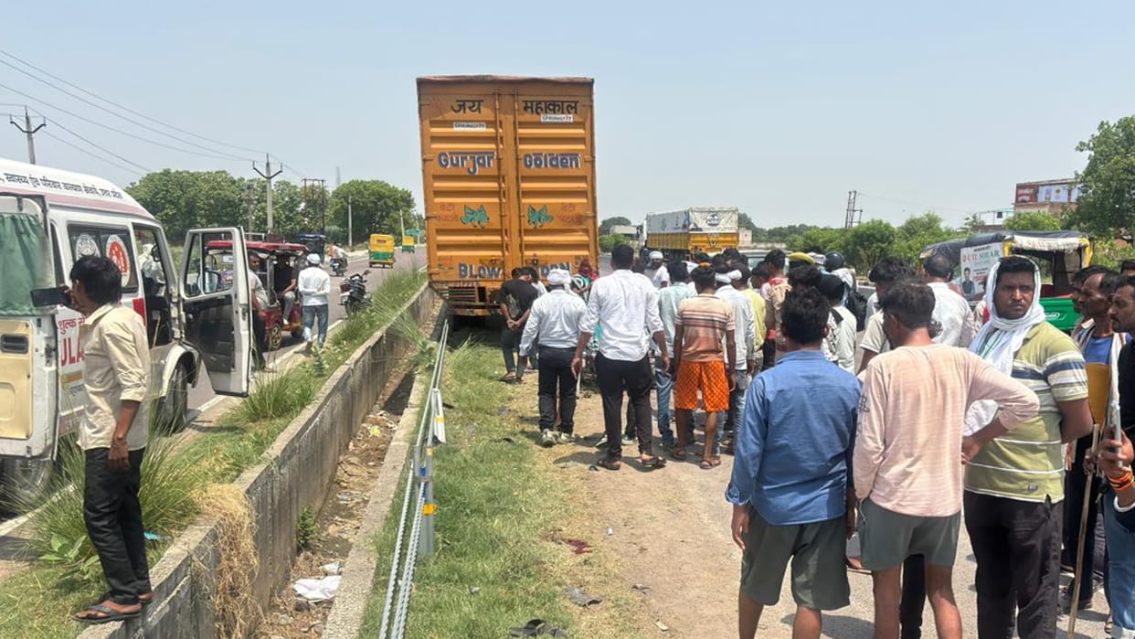 Kaushambi News: Two youths on a motorcycle killed after being hit by a container truck; tragic accident on the