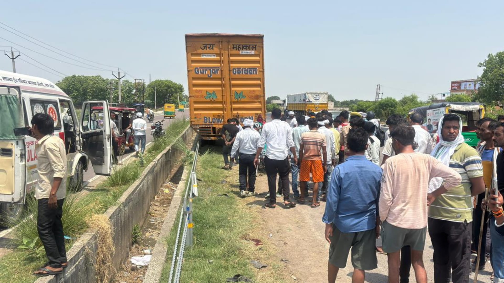 कौशाम्बी में सड़क हादसे के बाद मौके पर जुटी भीड़।