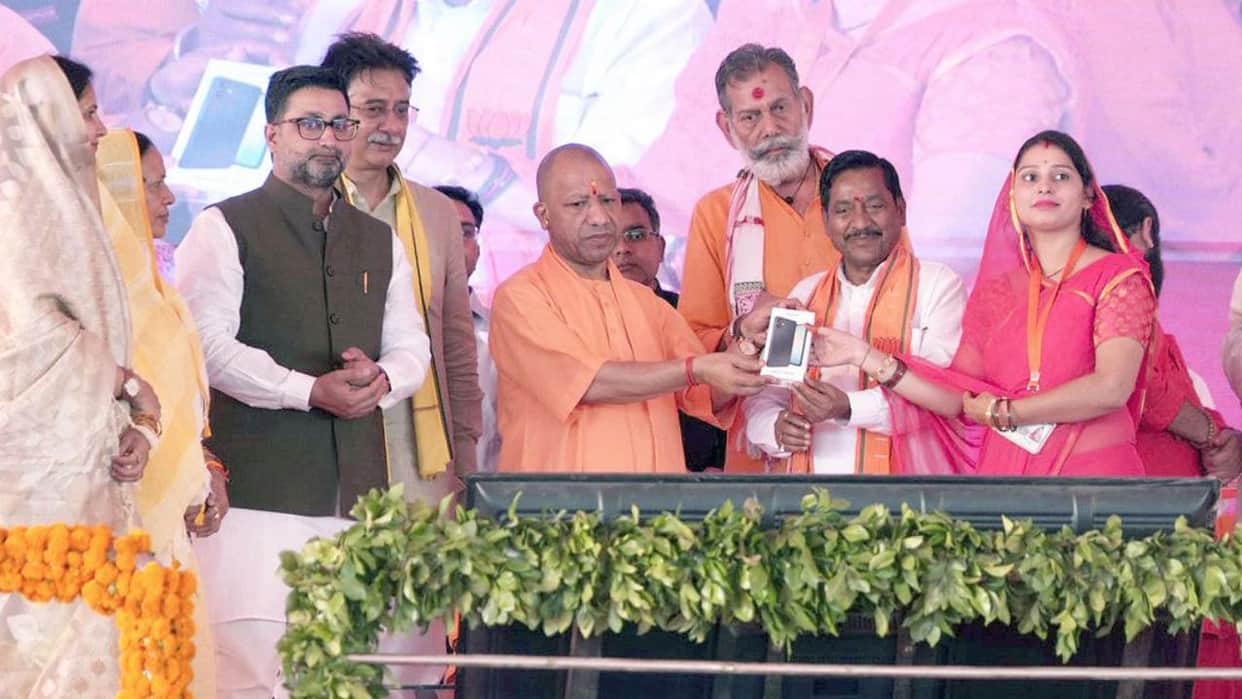 Lalitpur: CM honors beneficiaries and a meritorious female student