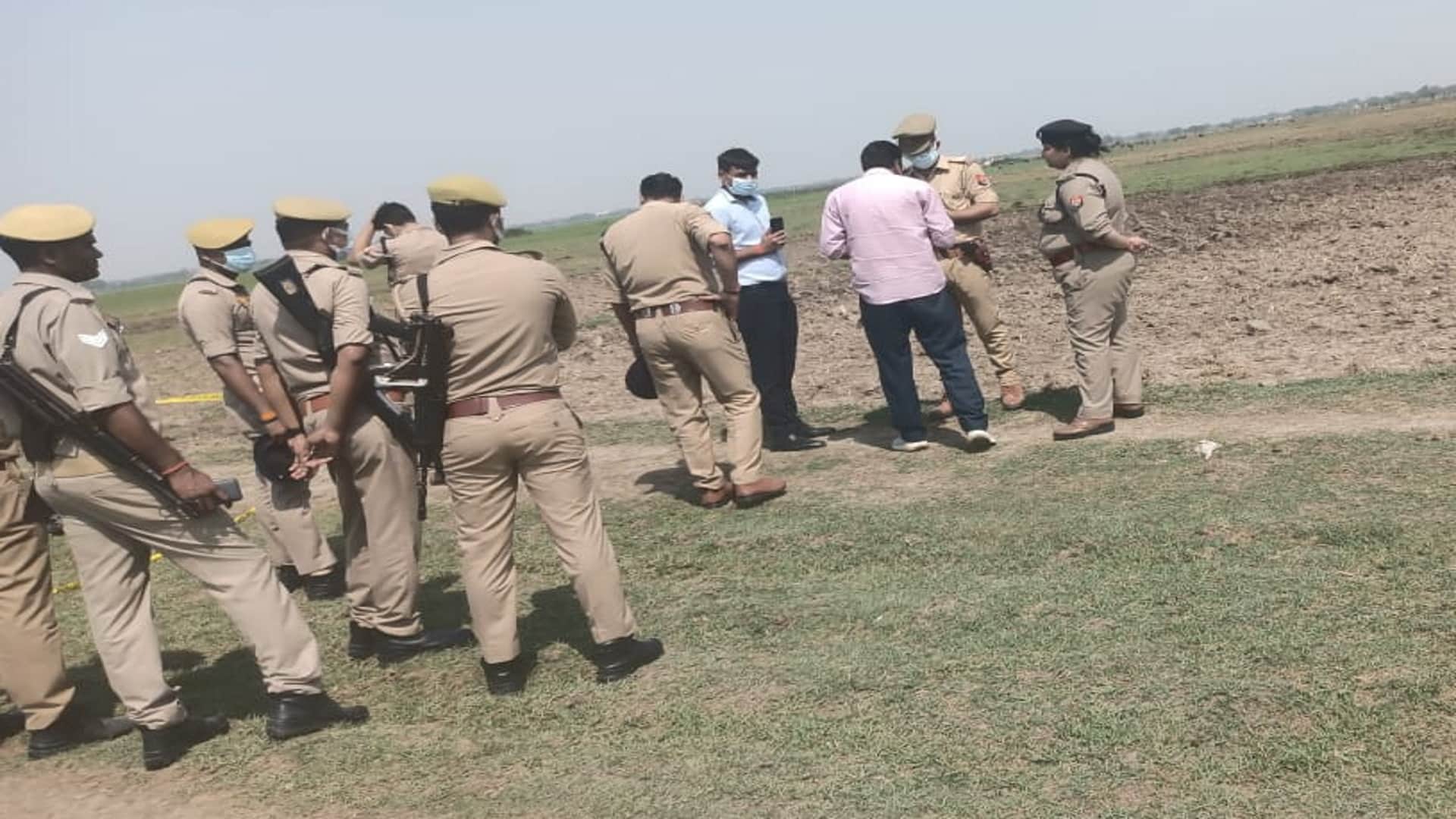 मछुआरे की हत्या के बाद छानबीन करती पुलिस।