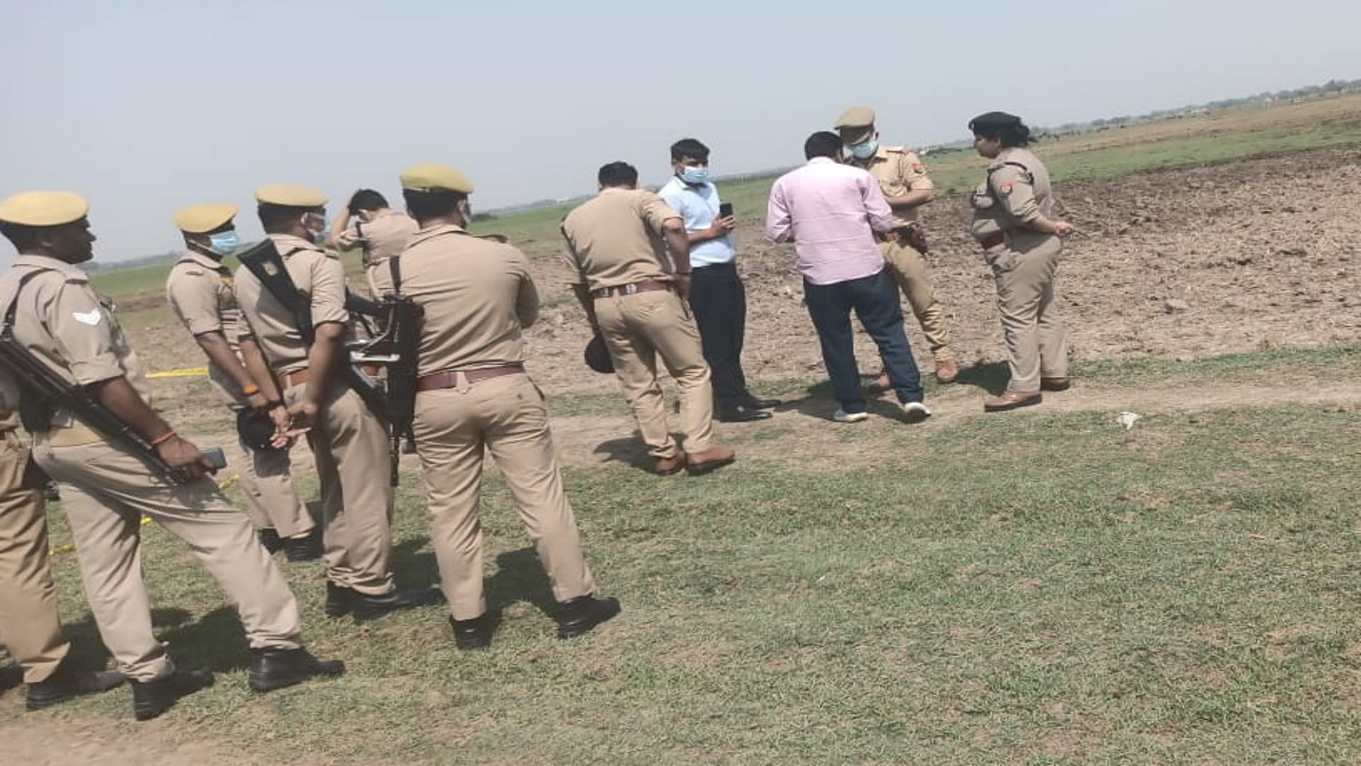 मछुआरे की हत्या के बाद छानबीन करती पुलिस।